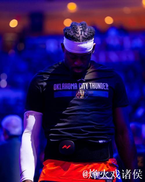 小史密斯穿着蓝色Select3.0,得到16分10篮板4助攻 小史密斯穿着蓝色Select3.0,得到16分10篮板4助攻