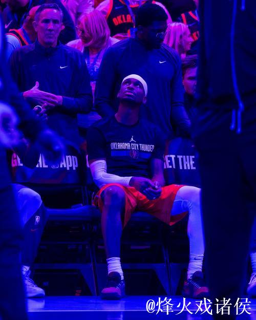 小史密斯穿着蓝色Select3.0,得到16分10篮板4助攻 小史密斯穿着蓝色Select3.0,得到16分10篮板4助攻